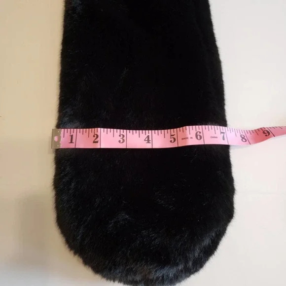 MAX STUDIO Faux Fur Pull Through Scarf Black Silky Soft Plush Warm NEW - Picture 6 of 6
